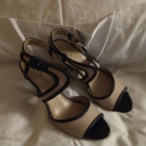 Tahari New Sandle Pump 10m NWOB Tan and Black
